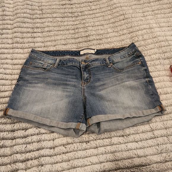 Medium wash rolled cuff Torrid jean shorts size 18. - Picture 1 of 8